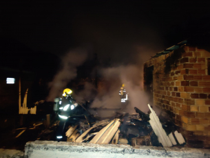 Notícia - Incêndio deixa casa destruída em Araranguá