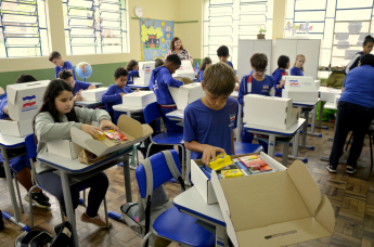 Notícia - Siderópolis entrega kits escolares a alunos