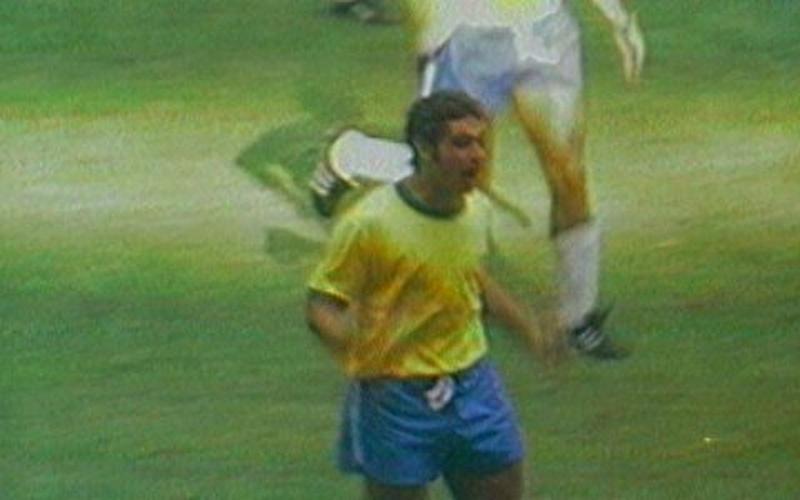 Rivelino comemorando gol na Copa de 1970