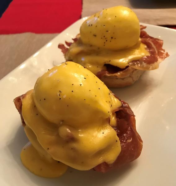 Ovo Benedict (Muffin, presunto de parma, ovo poché e molho Holandês)