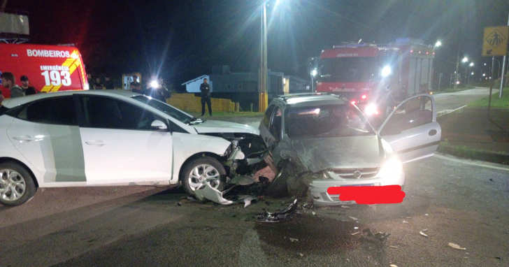 Duas pessoas ficaram feridas em um acidente de trânsito envolvendo dois carros na marginal da BR-101 | Foto: CBMSC/4oito