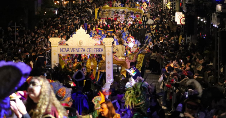 Com mais de 400 participantes, o Carnevale di Venezia transformou a cidade em um grande palco de celebração I Foto:  Jeccica Schenatto/Prefeitura de Nova Veneza/4oito