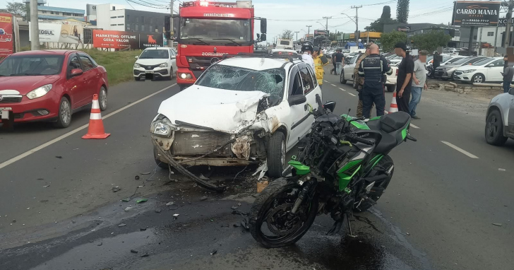 Colisão entre carro e moto ocorreu na SC-445, no bairro Liri, em Içara | Foto: CBMSC/4oito