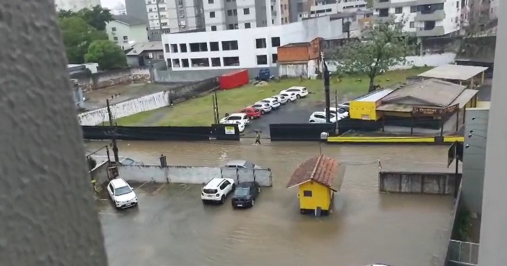 Chuva forte provoca pontos de alagamento em ruas de Criciúma nesta manhã | Foto: Divulgação/Especial 4oito
