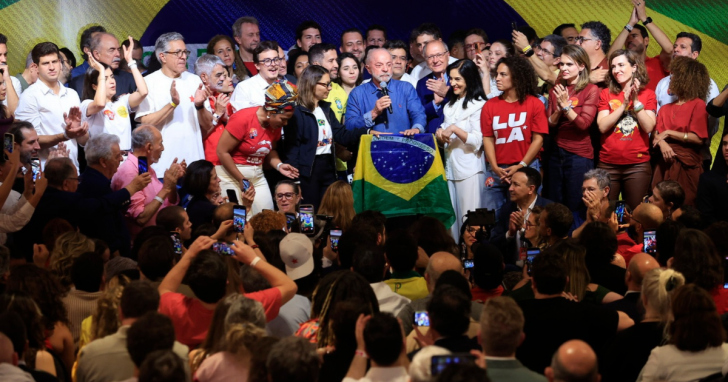 Lula celebrou a vitória ao lado de aliados | Foto: Paulo Pinto/Agência Brasil