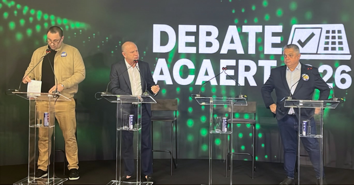 Candidatos João Rodrigues, Gelson Merisio e Ralf Zimmer participam do debate ao governo de SC promovido pela Acaert | Foto: Arquivo/4oito