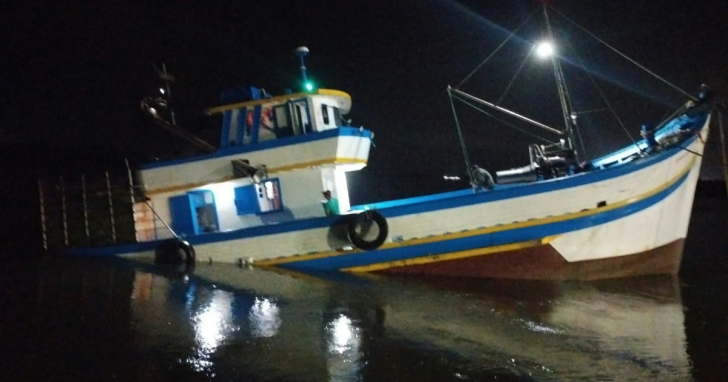 Barco com oito tripulantes ficou adernado após a entrada de água pela popa | Foto: Divulgação/4oito