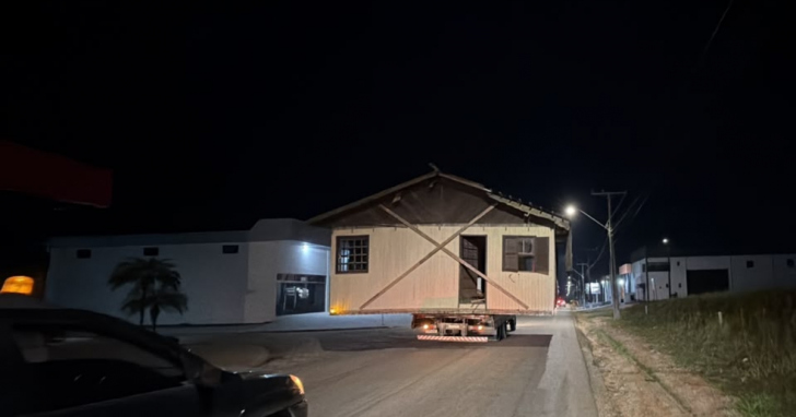 Casa e caminhão foram levados para uma área onde o proprietário tem autorização para mantê-los | Foto: Divulgação/Defesa Civil