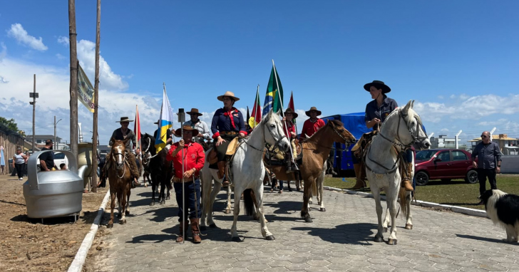 Chama Crioula foi conduzida em cavalgada por 44 cavaleiros e cavaleiras até Balneário Arroio do Silva | Foto: Divulgação/4oito