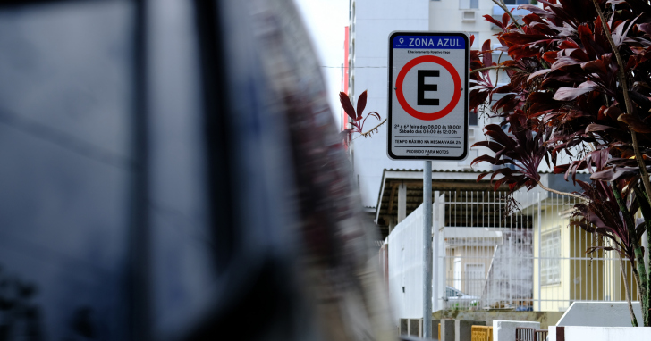 Abaixo-assinado busca retirar o estacionamento rotativo de ruas com características residenciais em Criciúma | Foto: José Demathé/4oito