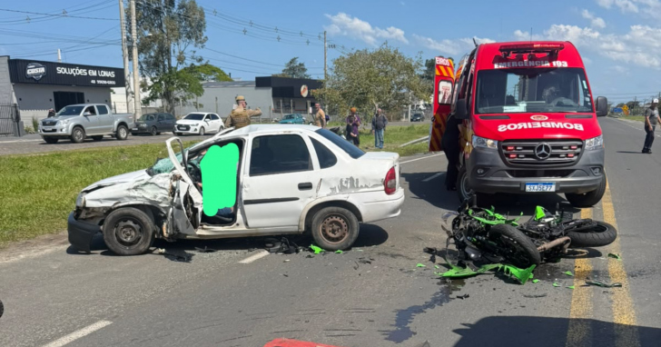 Motociclista ficou em estado crítico após colisão entre um carro no bairro Mato Alto | Foto: CBMSC/4oito