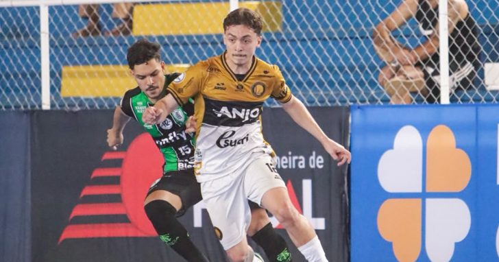 O Criciúma chega para a partida depois de vencer o líder do Campeonato Brasileiro. No último sábado, a equipe bateu o Fazenda por 4 a 2 | Foto: @matheusaguilarfoto