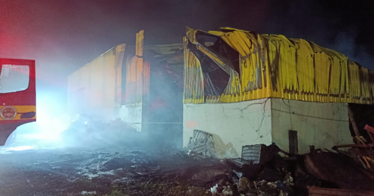 Bombeiros usaram cerca de 70 mil litros de água e contaram com apoio de retroescavadeira para conter as chamas | Foto: CBMSC/4oito