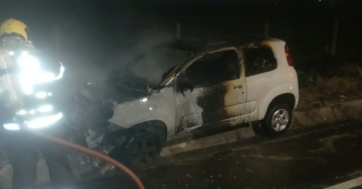 Fiat Uno ficou completamente tomado pelas chamas no acostamento da Rua Francisco João Luiz, em Içara | Foto: CBMSC/4oito