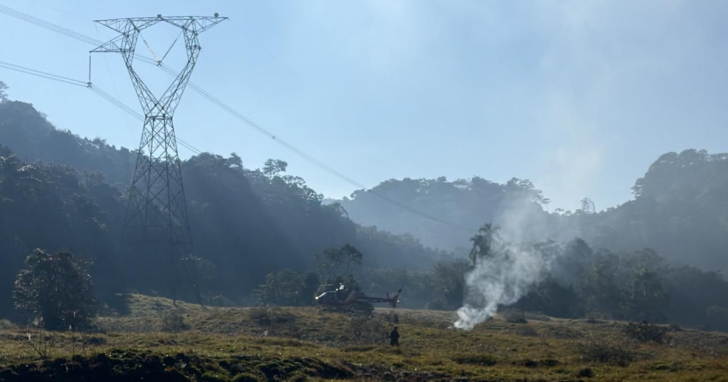 Pessoa morre após queda de helicóptero em SC | Foto:Tati Hansen/Jornal de Pomerode/ 4oito