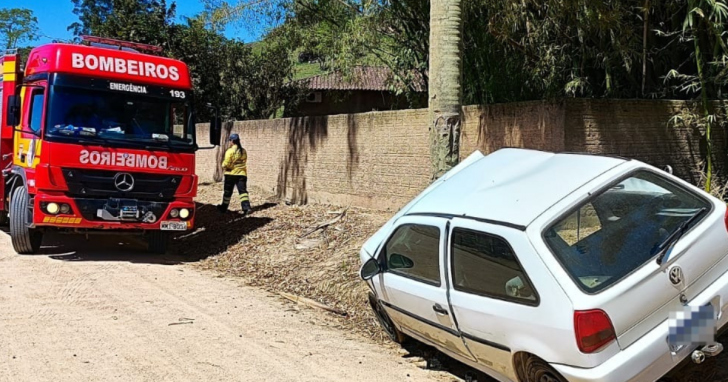Duas pessoas ficaram feridas após carro sair da pista e bater contra um coqueiro | Foto: CBM/4oito