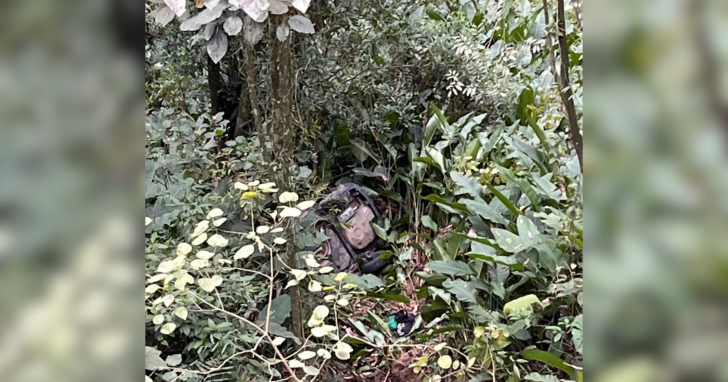 Carro parou em ribanceira a cerca de 40 metros da estrada, no bairro Santana, em Urussanga | Foto: CBMSC/4oito