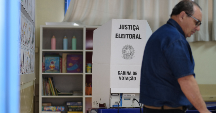 Presidente do TRE-SC, desembargador Carlos Roberto da Silva, explica situação da votação em Santa Catarina | Foto: José Demathé/4oito