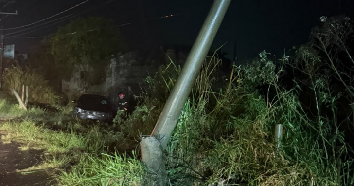Carro bate em poste e gera apagão em Capivari de Baixo | Foto: CBMSC/4oito