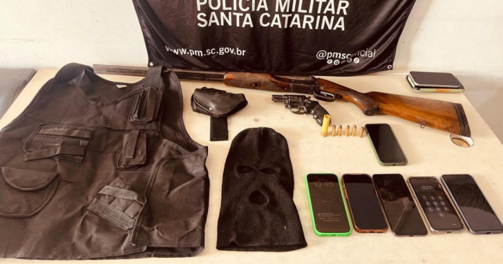 O revólver foi encontrado enterrado, enquanto a espingarda foi deixada em uma vala durante a tentativa de fuga | Foto: Divulgação/PMSC
