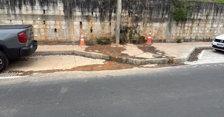 Esgoto escorre pela calçada da Rua General Lauro Sodré, na rua do Colégio Sesi, em Criciúma | Foto: Divulgação/Especial/4oito