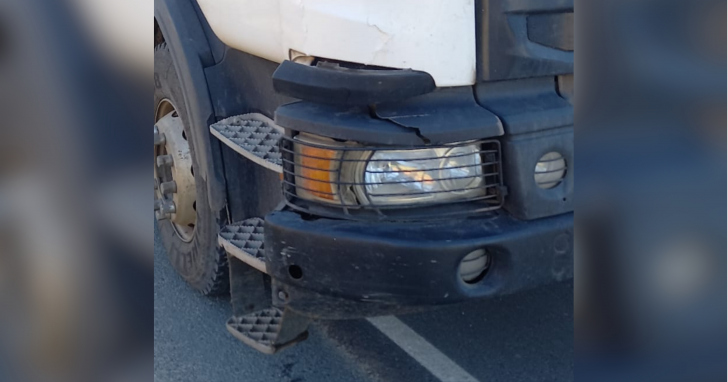 Vítima foi encaminhada ao hospital após ser atropelada por caminhão | Foto: CBMSC/4oito