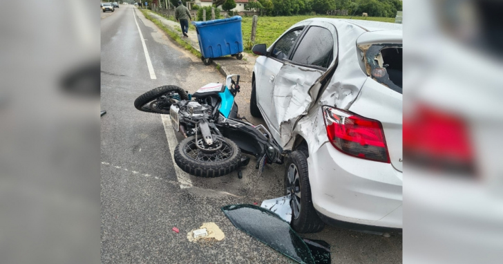 Duas pessoas que estavam na motocicleta ficaram feridas e foram encaminhadas ao hospital | Foto: Divulgação/Corpo de Bombeiros