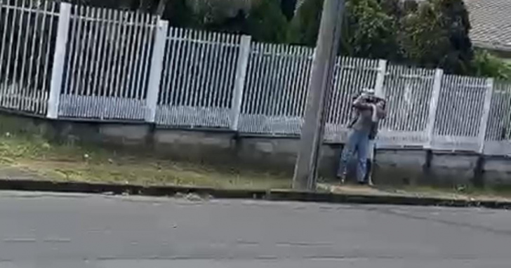 Após a chegada dos policiais militares, o homem seguiu as agressões. | Foto: Divulgação/PMSC