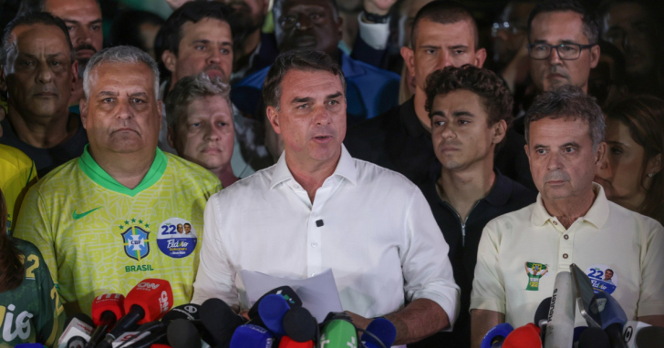 Decisão do STF determinou a entrega dos passaportes e proibiu Flávio Bolsonaro de deixar o país | Foto: Joédson Alves/Agência Brasil