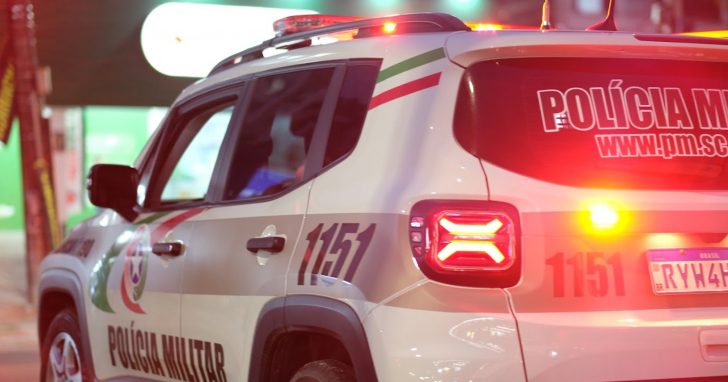 Homem de 45 anos foi morto a facadas em casa no bairro Jardim Montevidéu, em Criciúma | Foto: José Demathé/4oito
