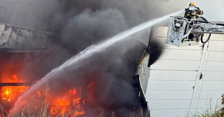 Incêndio atinge fábrica de ração na Ponte Baixa, em São Ludgero | Foto: CBMSC/4oito