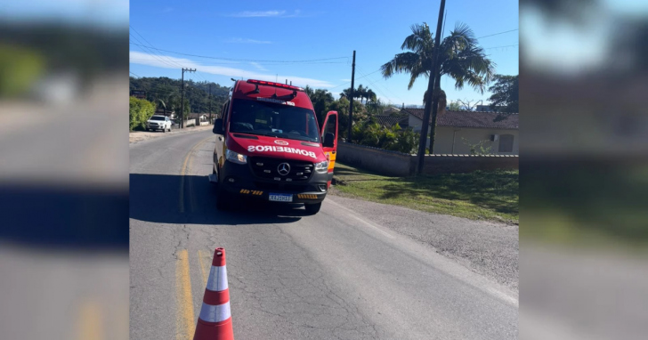 Acidente aconteceu na SC-446, no bairro Km 1, em Lauro Müller, na manhã desta segunda-feira (19) | Foto: Divulgação/Corpo de Bombeiros