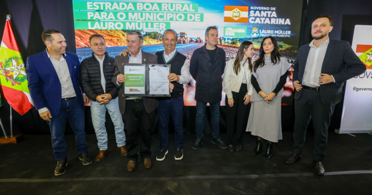 Jorginho Mello assina obras de pavimentação em Lauro Muller | Foto:  Jonatã Rocha/SecomGOVSC/4oito