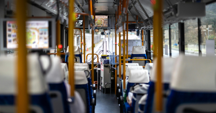 Jaguaruna tem apenas duas linhas intermunicipais, que não chegam ao Centro | Foto: Canva/4oito