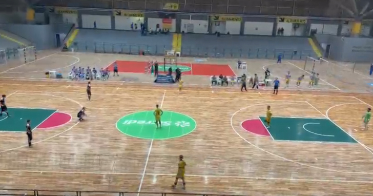 Jogadores e comissão técnica do Blumenau Futsal ficaram parados nos primeiros minutos do jogo contra o Jaraguá | Foto: Divulgação/4oito
