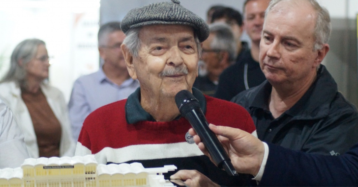 Um dos momentos da noite foi a homenagem ao arquiteto Fernando Carneiro, de 95 anos | Foto: Amanda Ludwig/Divulgação