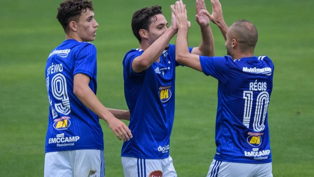 Jogadores do Cruzeiro comemoram o gol da vitória