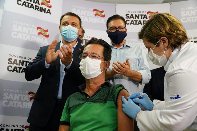 enfermeiro Julio César Vasconcelos de Azevedo foi o primeiro catarinense a receber a dose da CoronaVac. Fotos: Divulgação