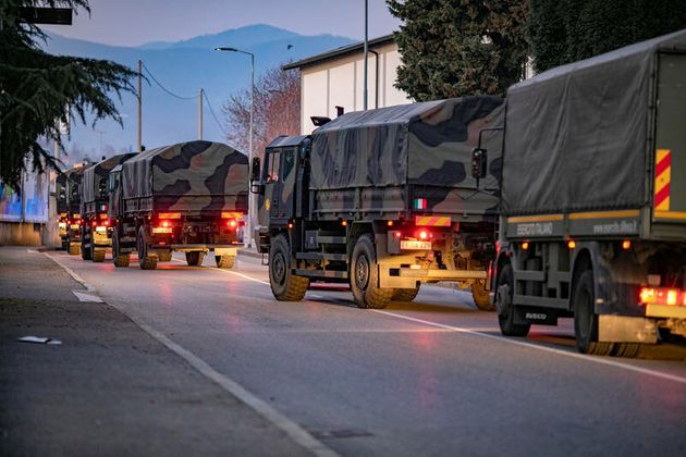 Em Bérgamo, na Itália, exército passou de caminhão para transportar caixões (Foto: Divulgação)