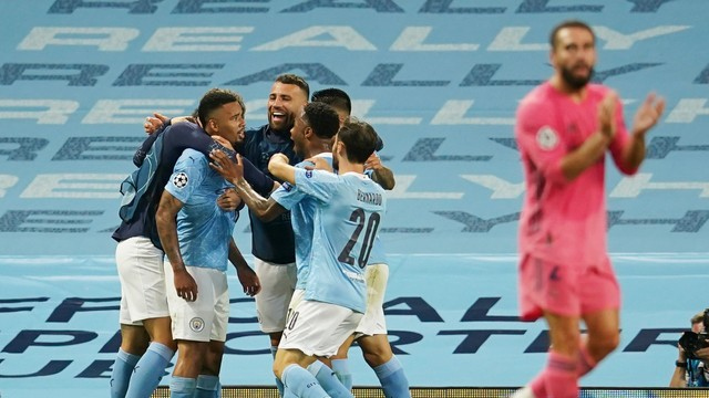 Gabriel Jesus comemora o segundo gol do Manchester City no Etihad Stadium