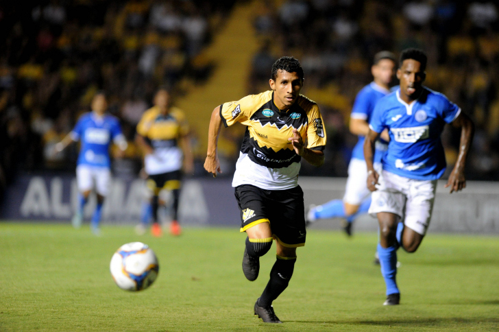 Por ser um jogador de velocidade, é comum Andrew terminar as partidas desgastado (Foto:Caio Marcelo / Criciúma EC)