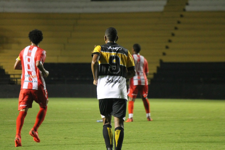 Uilliam Barros foi titular nas duas primeiras partidas (Foto: Celso da Luz / Criciúma EC)