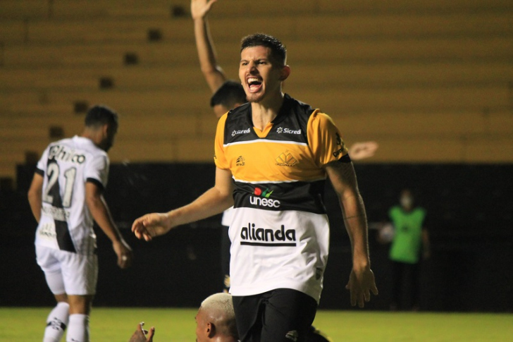 Philipe Maia fez o gol da classificação contra a Ponte Preta na Copa do Brasil (Foto: Celso da Luz / Criciúma EC)