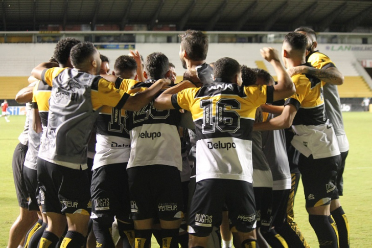 Grupo recebeu premiação de R$ 300 mil após eliminar a Ponte Preta (Foto: Celso da Luz / Criciúma EC)