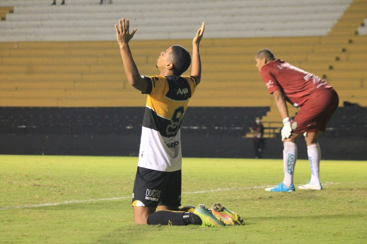 Uilliam Barros comemora gol que abriu o placar contra o Metropolitano (Foto: Celso da Luz / Criciúma EC)