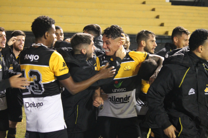 Jogadores comemoram o gol da vitória na estreia da Série C. Fotos: Celso da Luz / Criciúma EC
