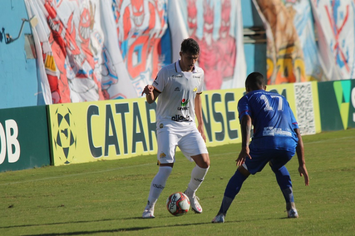Claudinho estreou pelo time profissional do Tigre e recebeu elogios de Wilsão (Foto: Celso da Luz / Criciúma EC)