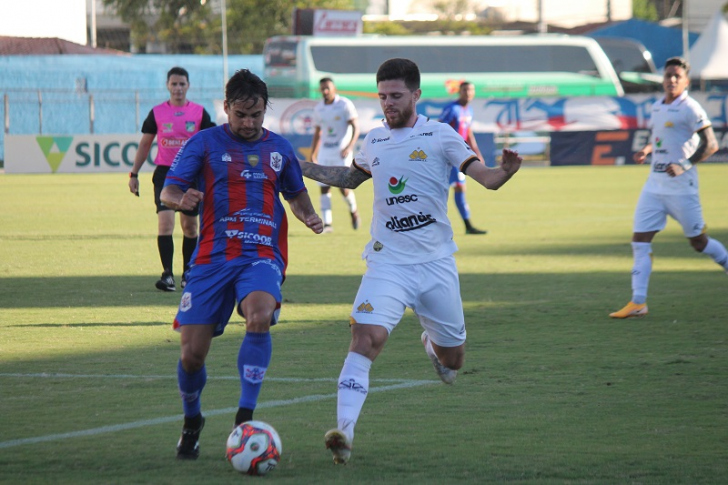 Rodrigo D'Alonso Ferreira, ao fundo, observa lance de ataque do Tigre (Foto: Celso da Luz / Criciúma EC)