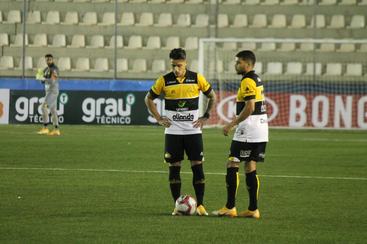 Pedrinho, na direita, é um dos batedores de falta do Tigre (Foto: Celso da Luz / Criciúma EC)