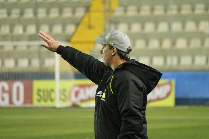 Baier pediu no segundo tempo para equipe evitar toques no chão por conta do gramado sintético (Foto: Celso da Luz / Criciúma EC)